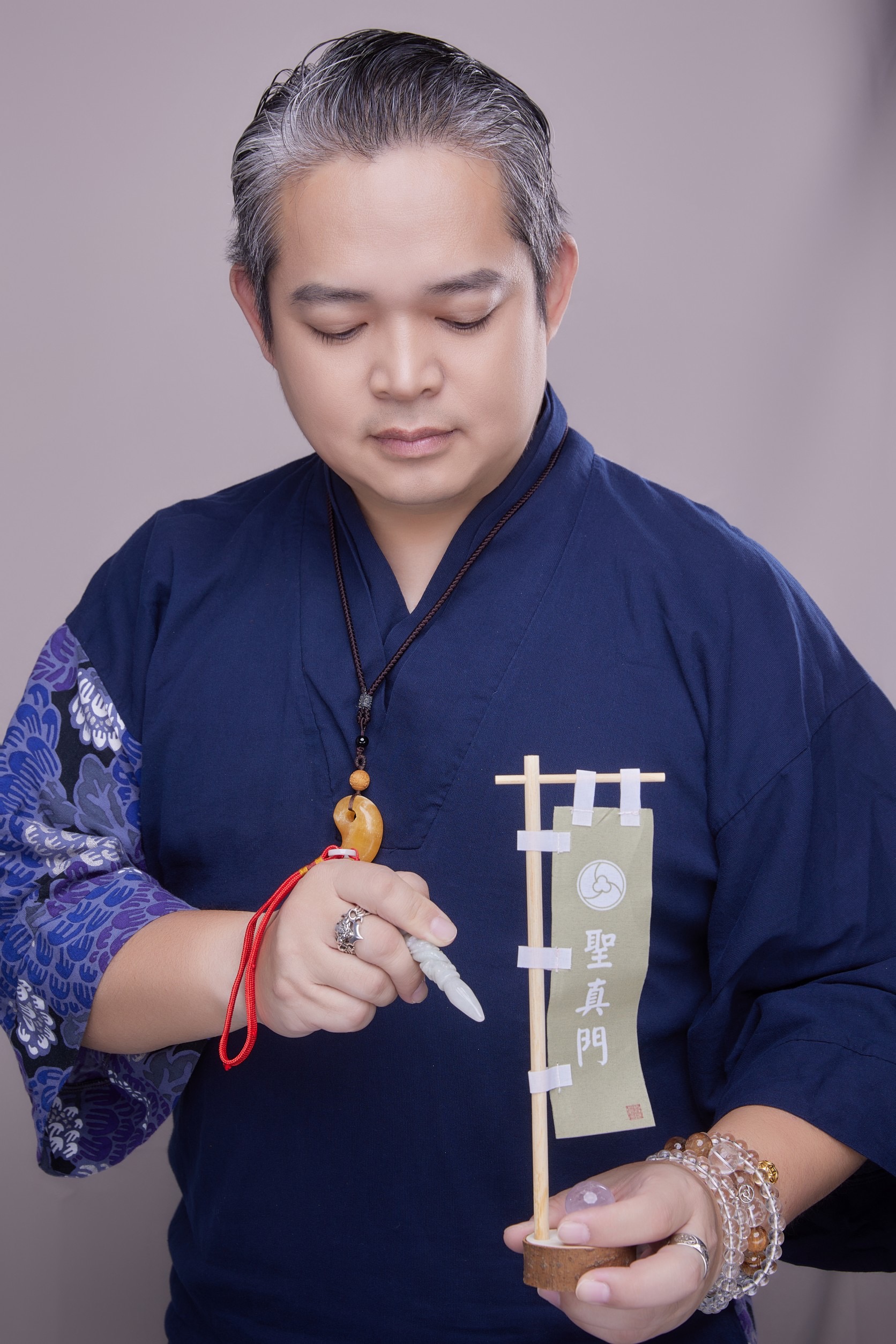 聖元師父手持聖真門器具